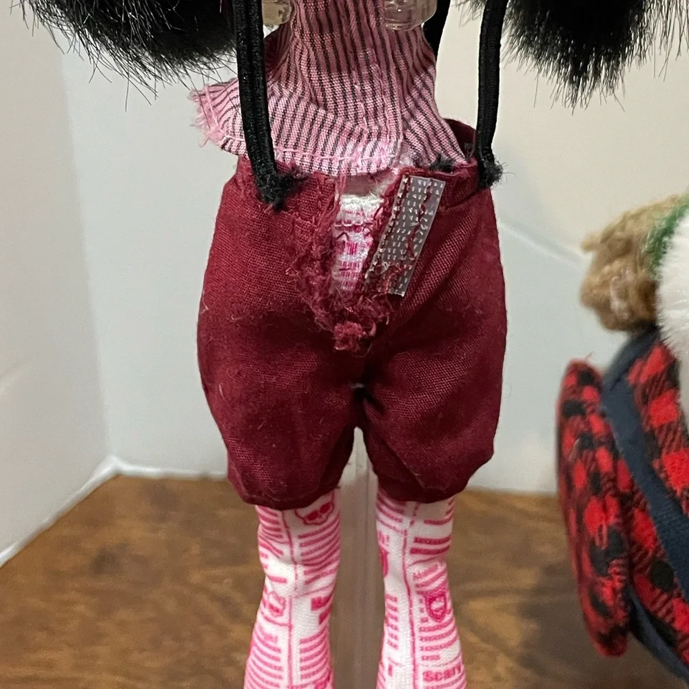 Monster High Draculaura Forbitten Love Doll In The Newspaper Club Outfit - Picture 15 of 16